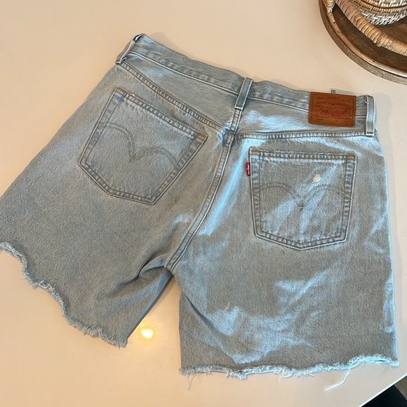 Levi’s 501 mid thigh shorts - Picture 2 of 3